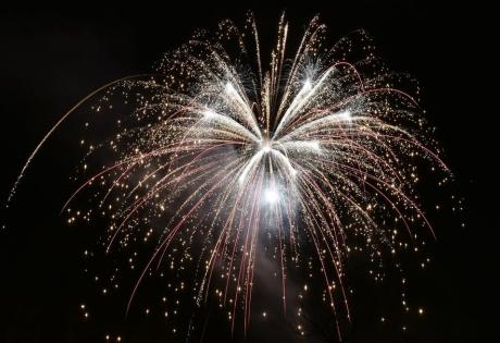 Fuochi d'artificio illuminano il cielo notturno con scintille colorate.